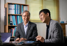 '지직' 끊기던 카폰에서 손주 해외 영통까지…40년 SKT만, 왜?