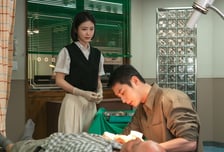 '닥터 섬보이' 이재욱, 험난한 편동도 적응기...신예은 걱정 눈빛