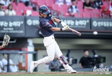 롯데 천만다행 '146㎞ 투심 직격→병원행' 전민재 무사하다! "골절 없이 단순 타박 소견"
