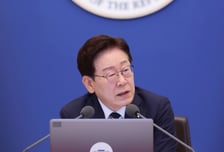 '지선 D-1' 李 대통령, 차분히 업무 보고…"남은 4년을 8년처럼, 국정 속도 두 배로"