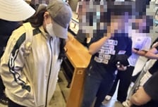 6시간 화장실 들락한 여성, '여장 남자'였다…휴대폰 몰카 100개 와르르