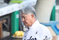 [포토] 김경문 감독 '5연승 염원하는 눈빛'