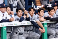 [포토] 류현진 '5연승 GO! 4위 가자'