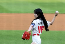 [포토] '연패탈출기원' 치어리더 정설아 시구에 이지원은 시타