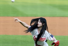 [포토] 랜더스치어리더 정설아 시구에 이지원은 시타
