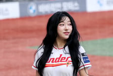[포토] '연패탈출기원' 치어리더 정설아 시구에 이지원은 시타
