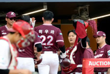 [포토] '설종진 감독의 축하' 역전 투런홈런 터트린 히우라