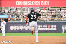 '와' 선두 싸움 맞나! 1위 LG, 2위 KT 10-1 완파했다... 장·단 17안타 폭발 '오스틴 통산 100홈런' 자축