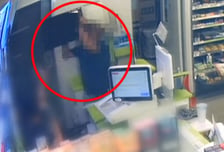 [영상] "봉툿값 250원 입니다" 얼굴에 날아든 철제 선반...편의점 만취난동