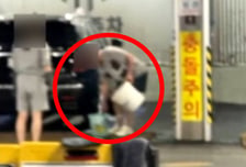 세차장서 양동이로 '공짜 세차'한 남녀…사장 "외제차 타면서" 분노