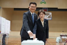 '연수갑' 송영길, 아내와 투표 완료…"간절한 눈빛과 명령 잊지 않겠다"