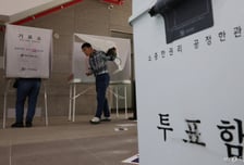 [속보]지방선거 투표율, 오전 9시 7.4%…4년 전 대비 1.4%P↑