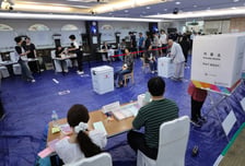 '30도' 땀 닦으며 투표 대기..."기표된 용지 받았다" 곳곳서 소란도