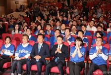 16곳 중 11곳 '유력'에 "야호!" 민주당 환호…대구·부산 발표 때 함성 커