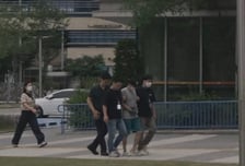 모자 눌러쓰고 구속심사 출석…'강동구 교제 살인' 20대 묵묵부답 일관