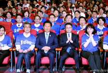 與, '11곳 우세' 출구조사 결과에 표정 관리…정청래는 덤덤한 표정