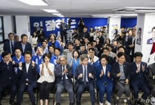 정원오 '접전' 예상 깨고 출구조사 당선 유력, 캠프 환호성