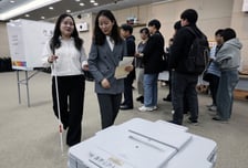 거소투표 막히고 현장선 '눈치'… 시각장애인 '막막한 한표'