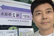 전현무, 무채색 의상 입고 투표 인증…"당선 후 공약부터 뜯어봐야"