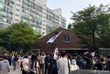 '용지 부족' 잠실7동 투표소 112 신고 135건…선관위 밤샘 대치도