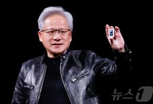 젠슨 황, 7일 두산 베어스 홈경기 시구 나선다..박정원 회장 시타
