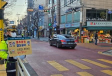 대낮 학교 앞 교차로서 음주운전…승객 15명 탄 시내 버스 '쾅'