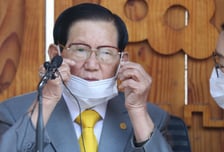 '신천지 집단 당원 가입 의혹' 교단 정점 이만희, 합수본 조사 출석