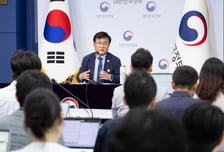 기후장관 "산업용 전기요금 인하 추진…중동발 요금 인상 억제 검토"