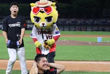 '650일 만의 KBO 복귀' KIA 새 감자, 25번째 생일날 천적 만나 첫 승... 축하 노래도 선물 받았다 "평생 잊지 못할 것 같다"