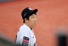 [포토] 친정 LG전 준비하며'생각에 잠긴' 김현수