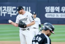 [포토] 1회초 오스틴 몸에 맞는 볼로 출루'LG전 선발역투' 사우어