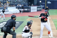 [포토] 'KBO 100홈런 기록 오스틴' 1회초 맞았다