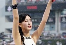 [포토] '소나기 속 응원질주' 김한슬