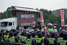 "투표용지 부족 말이 되냐"… 밤샘시위 이어져