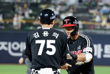 [포토] 7회초 안타로 찬스 만든 송찬의