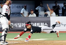[포토] 역전타 박해민 '투수 견제 실패에 2루에서 총알처럼 홈까지 뛰어들다'