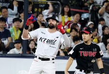 [포토] 7회말 3루타 출루하는 힐리어드