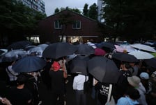 '시위대 봉쇄' 잠실7동 투표소 관계자 병원 이송…24시간째 대치 중
