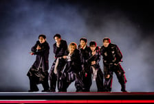 "BTS 공연인데 휴대폰 꺼달라고?"…팬들이 박수친 이유