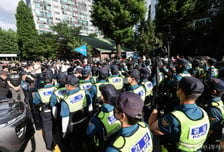 경찰, '잠실7동 투표소' 시위대에 해산 명령…기동대 투입