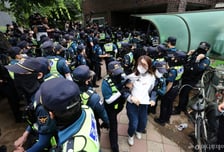 [속보]경찰, '잠실7동 투표소' 투표함 반출…시위대 해산 조치