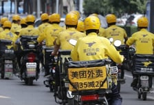 中, 배달기사가 사무직 따라잡는다…임금 격차 33% 축소