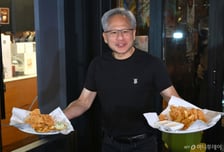 젠슨 황 "페이커 팬" 한국 오자마자 PC방 간다…저녁엔 총수들과 '삼소 회동'