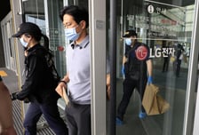 "2명 모두에 살인 의도"...'LG전자 흉기난동' 협력사 직원 구속 송치