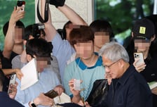 [사진]팬들에게 사인하는 젠슨황