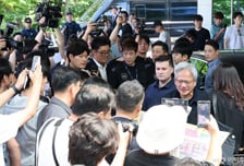 [사진]팬들에게 다가가는 젠슨황