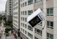 "12층서 전자레인지 쿵!" 보행자 옆 '날벼락'...40대 여성 체포