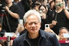 가죽 재킷 벗은 젠슨 황이 선택한 브랜드는?…삼소를 먹어도 명품룩
