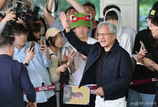 젠슨 황 "한국에 '깜짝 선물' 있다"...페이커 만남→'삼소' 회동 광폭 행보