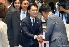 '송영길 정청래 포옹'...與 6.3 재보궐 당선자 첫 등원 풍경은